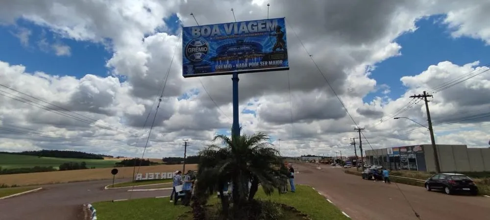 Consulado Gremista reinaugura totem restaurado em Tenente Portela