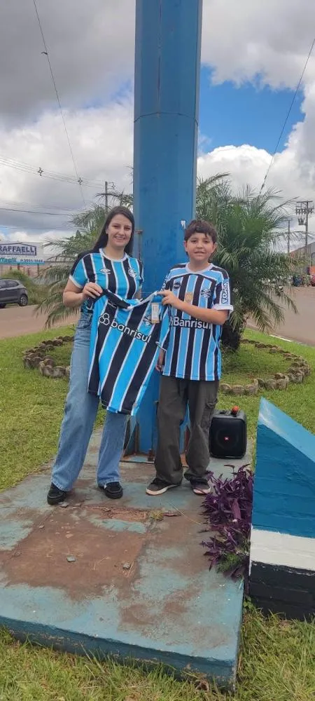 Consulado Gremista reinaugura totem restaurado em Tenente Portela