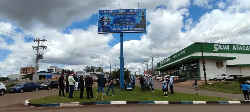 Consulado Gremista reinaugura totem restaurado em Tenente Portela