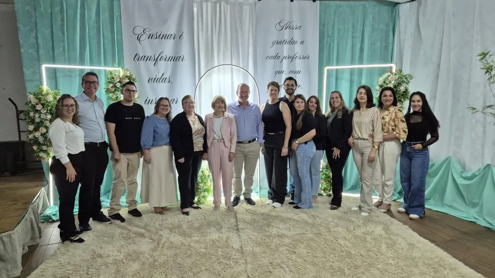 Secretaria de Educação homenageia profissionais da rede municipal em Tenente Portela