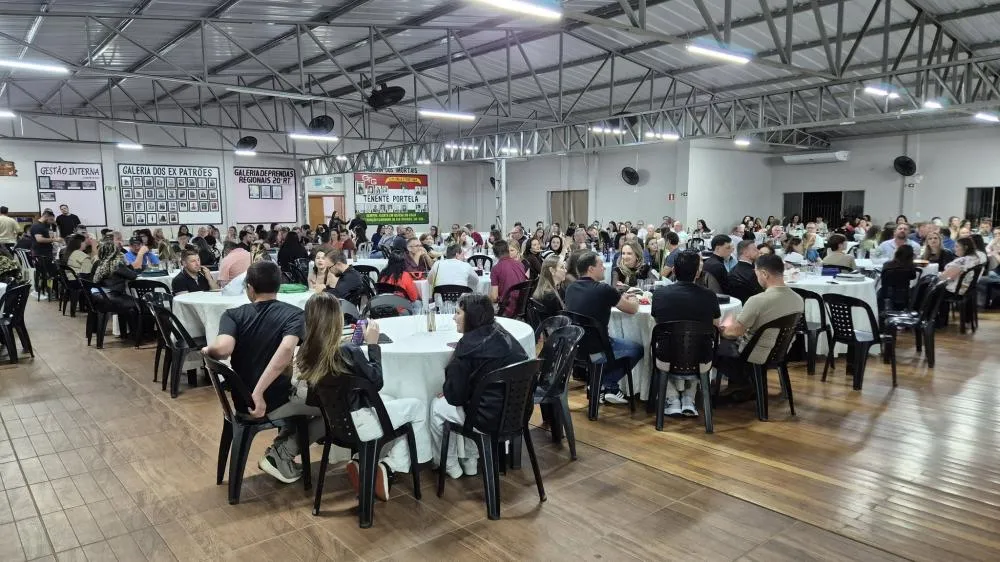 Secretaria de Educação homenageia profissionais da rede municipal em Tenente Portela