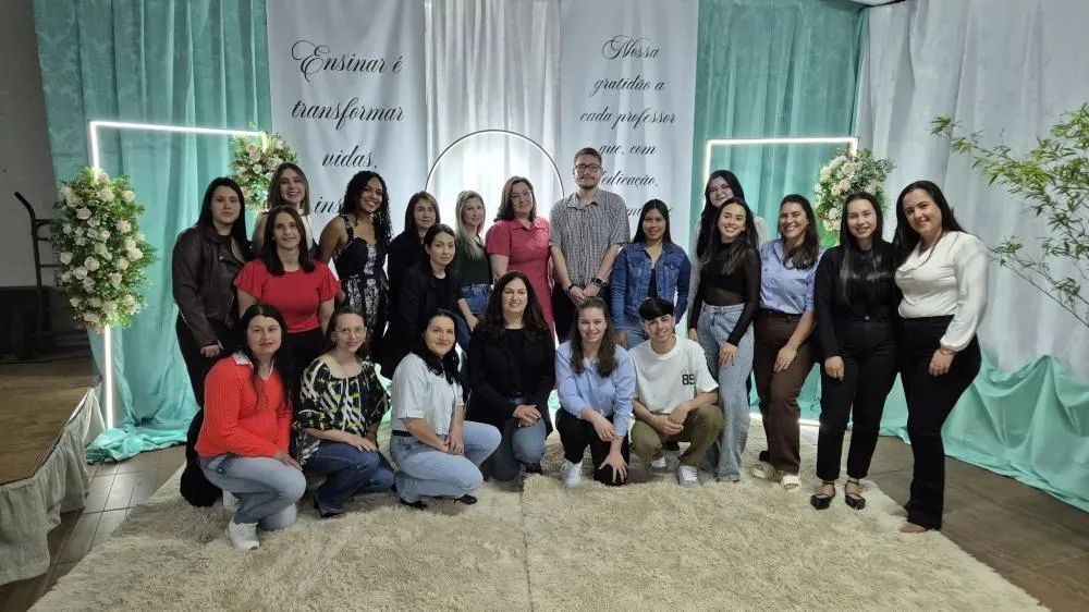 Secretaria de Educação homenageia profissionais da rede municipal em Tenente Portela