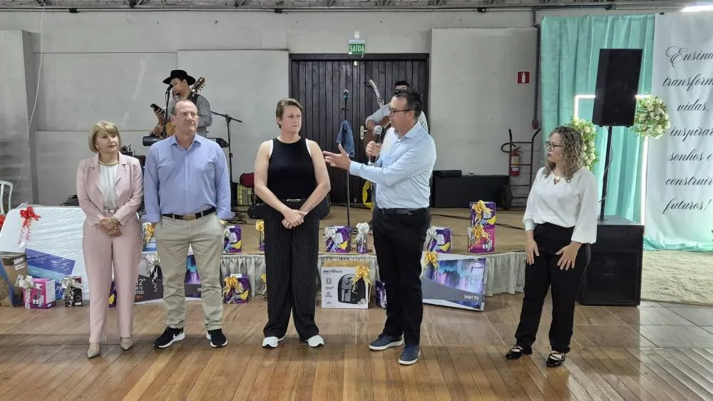 Secretaria de Educação homenageia profissionais da rede municipal em Tenente Portela