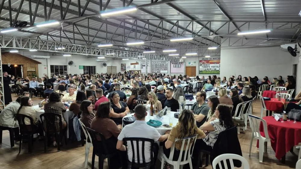 Secretaria de Educação homenageia profissionais da rede municipal em Tenente Portela