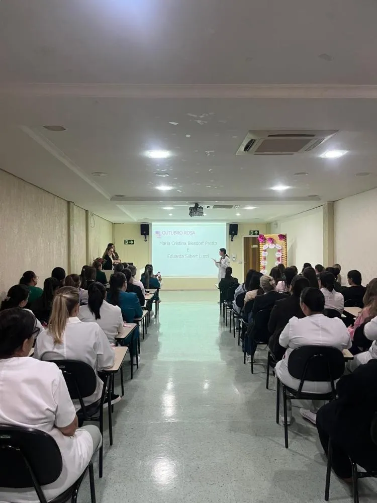  Colaboradoras da Unimed Noroeste/RS participaram de palestra sobre prevenção e diagnóstico precoce do câncer de mama. Fotos: Divulgação/Unimed