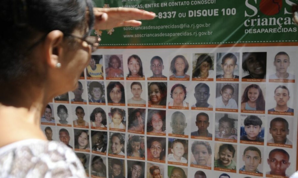 Ato em 2020 do Programa SOS Crianças Desaparecidas, no Rio de Janeiro, para divulgar imagens de crianças e adolescentes que sumiram. Foto: Tânia Rêgo/Agência Brasil