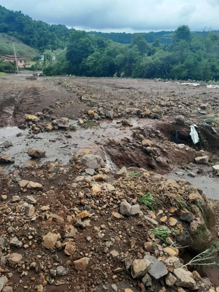 Chuva de mais de 100 mm em menos de 30 min provoca estragos no interior e na cidade