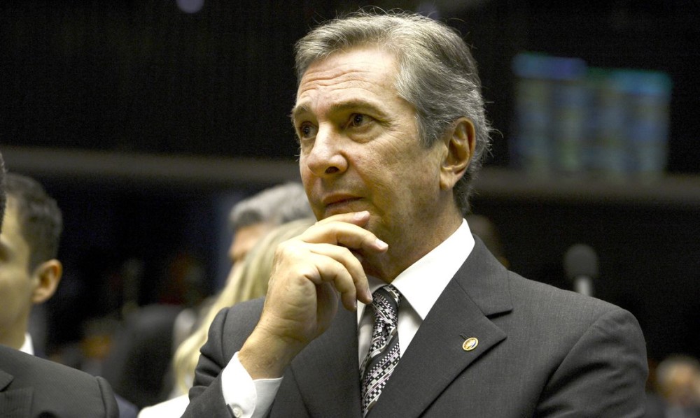 Brasília - O senador Fernando Collor de Mello participa da sessão do Senado destinada a analisar e votar projetos orçamentários. Entre os projetos o PLN 5/15, que ajusta a meta fiscal (Valter Campanato/Agência Brasil)