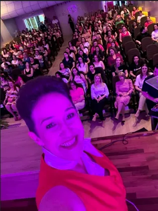 Palestra alusiva ao Outubro Rosa reúne cerca de 200 mulheres no CULT