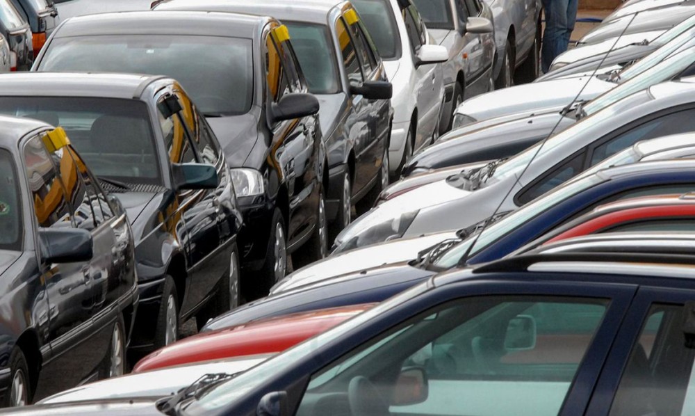 Concessionárias registram queda na venda de carros usados depois da redução do IPI para veículos novos. Foto feita em 26 de Dezembro de 2008 Foto: Marcello Casal Jr./Abr