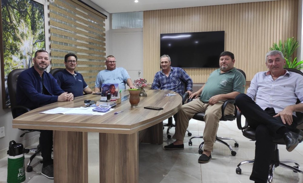 O vice-prefeito, Leônidas Balestrin, e o secretário de Administração, Planejamento e Comunicação Social, Paulo Farias, receberam representantes das duas entidades tradicionalistas de Tenente Portela