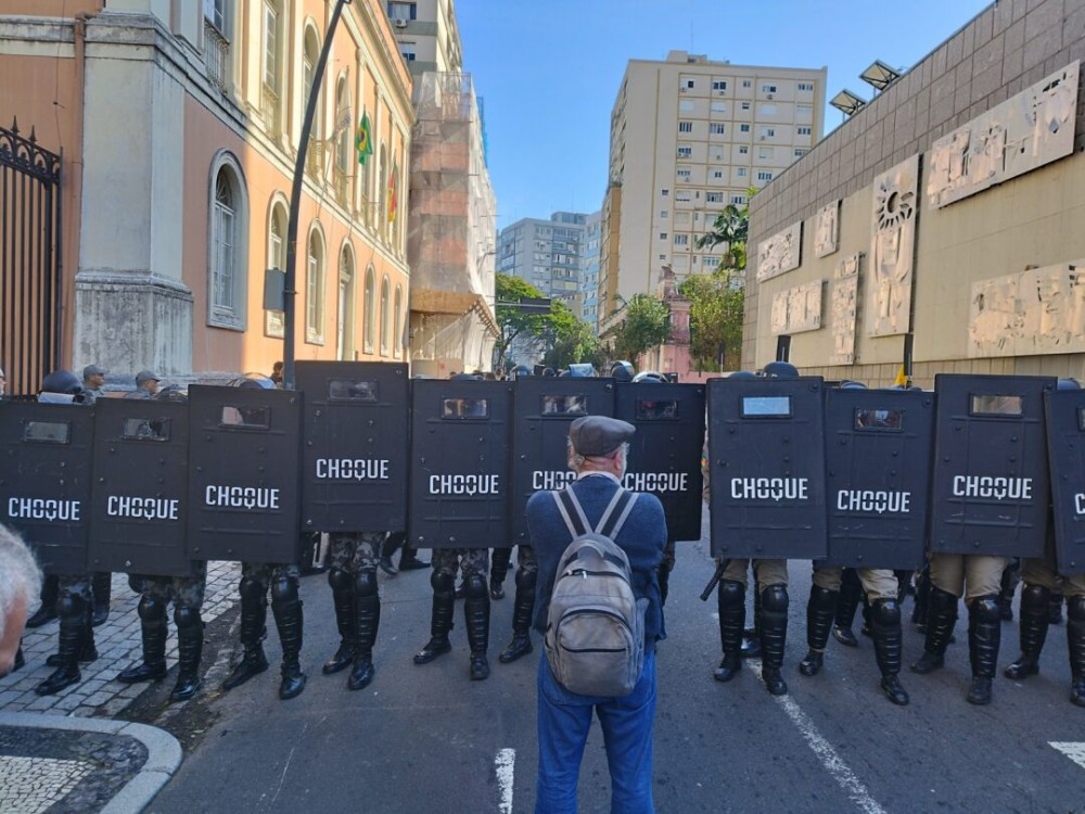 Brigada militar afasta manifestantes para deputados ingressarem na AL. Foto: Luiza Castro/Sul21