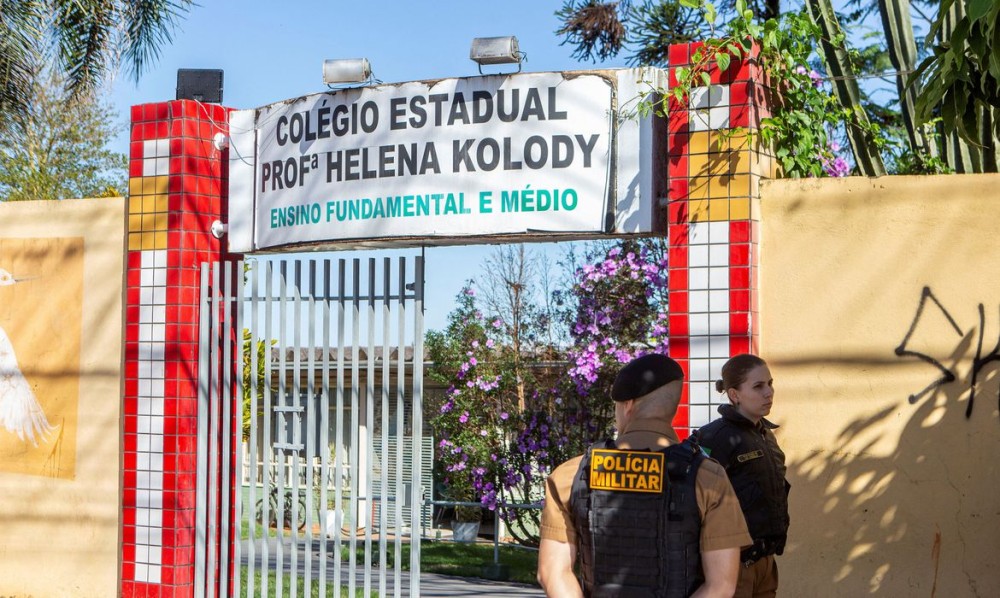Policiais militares em frente ao Colégio Estadual Professora Helena Kolody, em Cambé, Paraná. Foto: REUTERS/Rei Santos