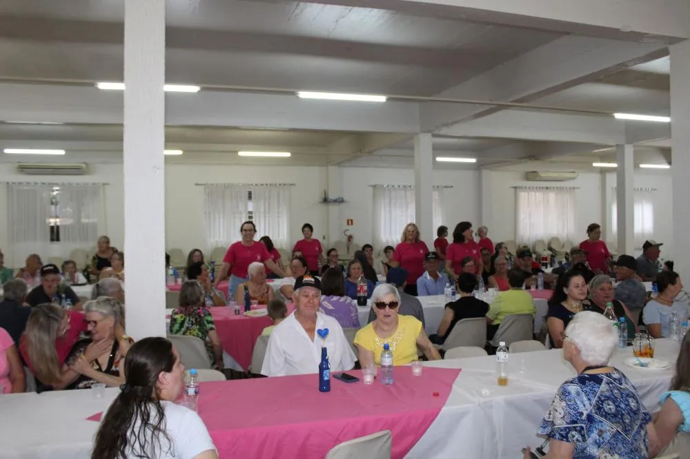 Liga Feminina de Combate ao Câncer confraterniza com seus assistidos