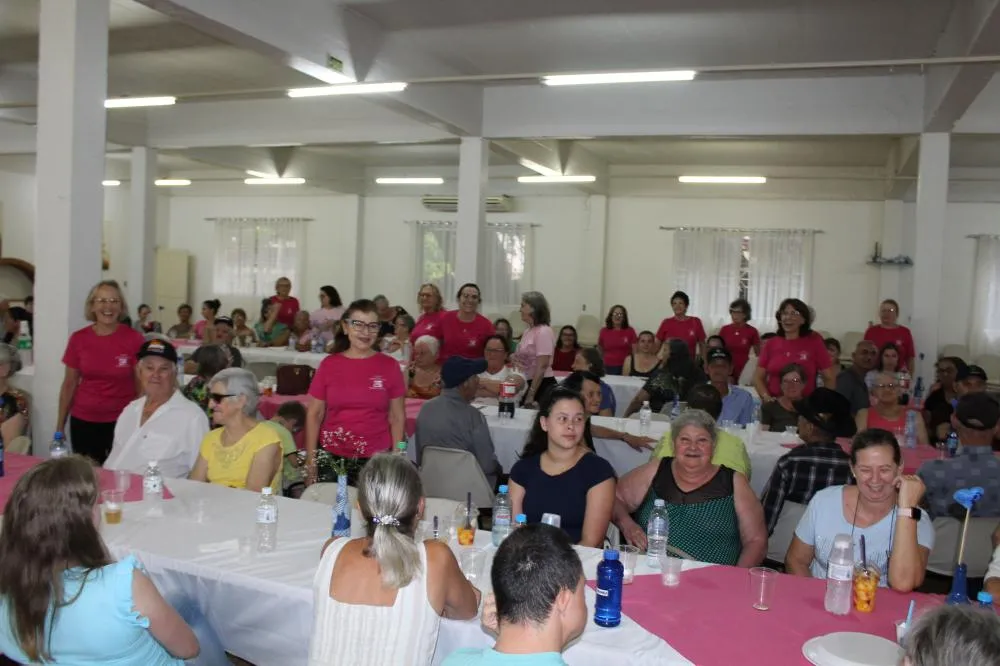 Liga Feminina de Combate ao Câncer confraterniza com seus assistidos