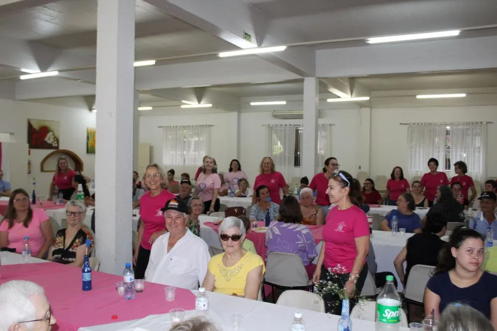 Liga Feminina de Combate ao Câncer confraterniza com seus assistidos