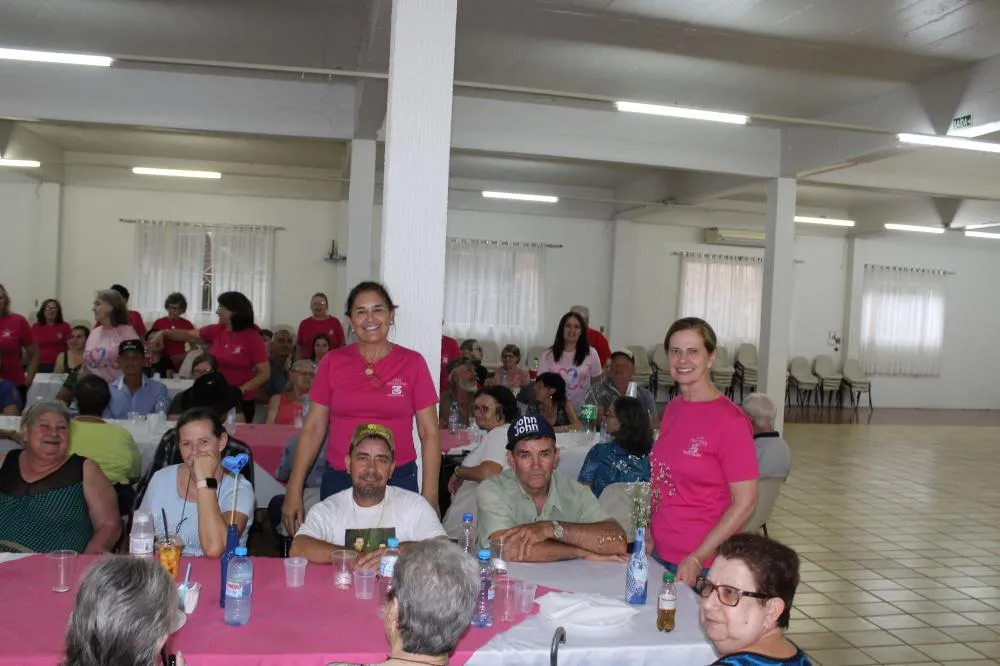 Liga Feminina de Combate ao Câncer confraterniza com seus assistidos