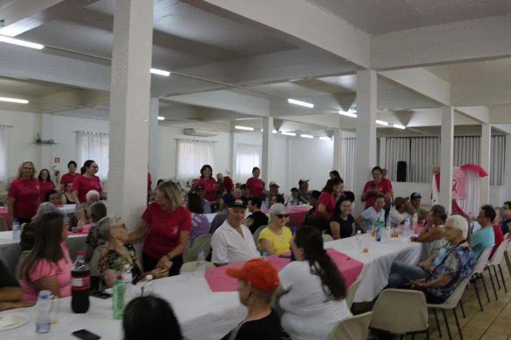 Liga Feminina de Combate ao Câncer confraterniza com seus assistidos