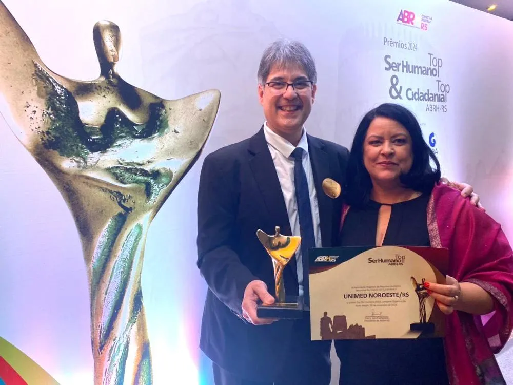 Presidente do Conselho de Administração, Volnei Santos Malheiros, e gerente de Gestão de Pessoas, Sandra Carneiro, com o troféu recebido / Foto: Divulgação