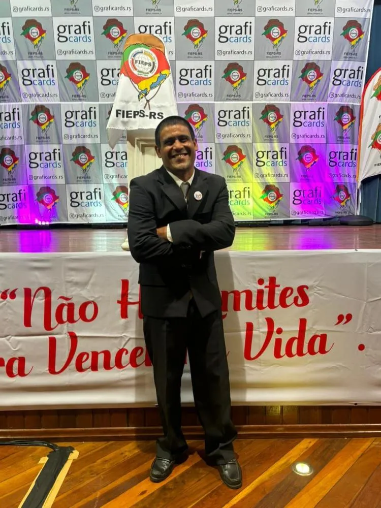 Paratleta da APAE recebe honraria do presidente do Comitê Paraolímpico Brasileiro 