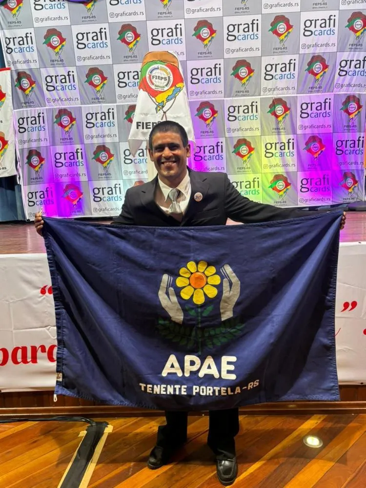 Paratleta da APAE recebe honraria do presidente do Comitê Paraolímpico Brasileiro 