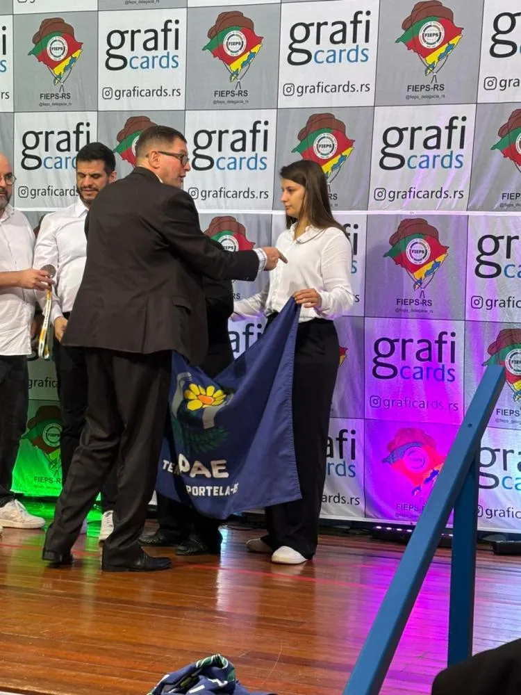 Paratleta da APAE recebe honraria do presidente do Comitê Paraolímpico Brasileiro 