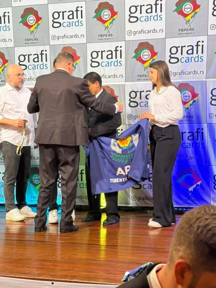 Paratleta da APAE recebe honraria do presidente do Comitê Paraolímpico Brasileiro 