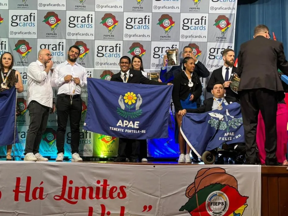 Paratleta da APAE recebe honraria do presidente do Comitê Paraolímpico Brasileiro 