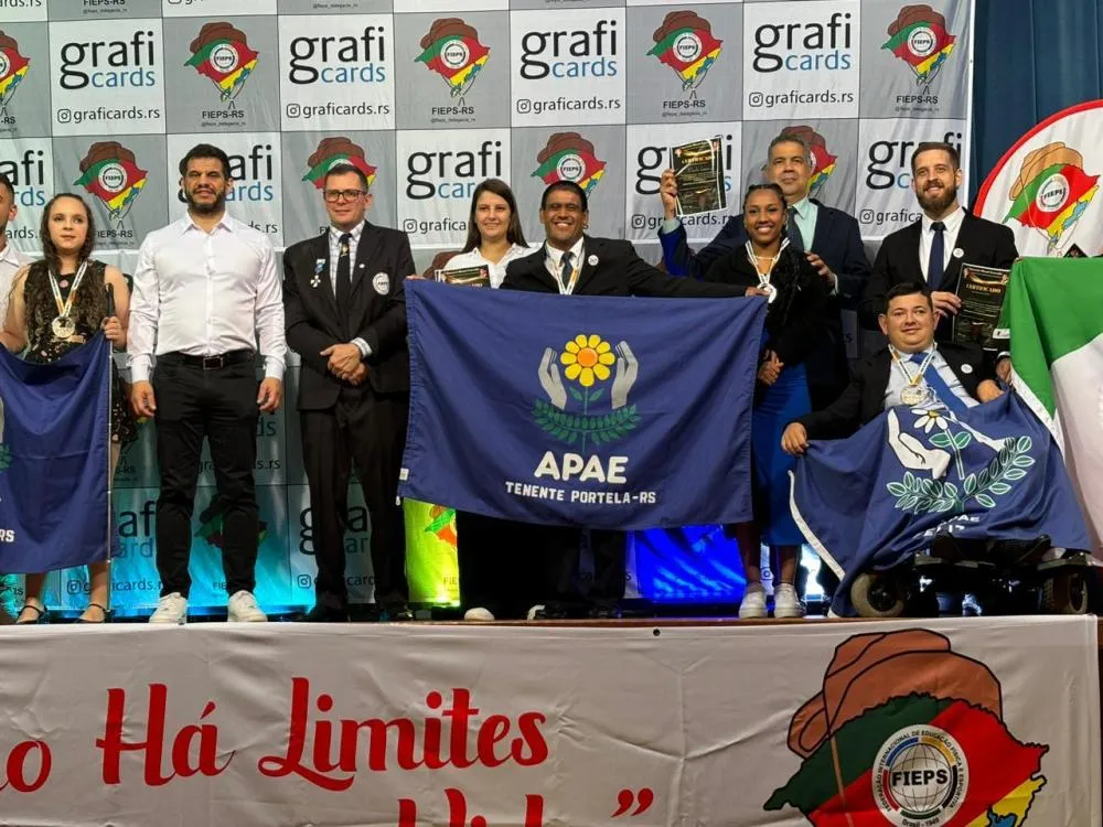 Paratleta da APAE recebe honraria do presidente do Comitê Paraolímpico Brasileiro 