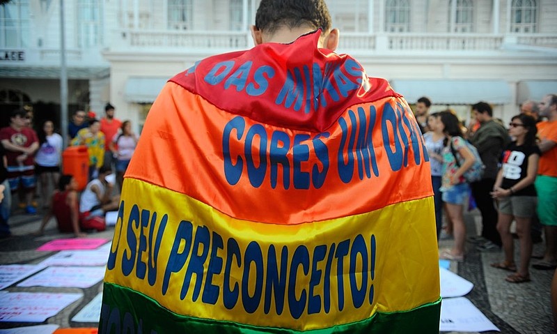 Ato contra a LGBTfobia e pela criminalização da homofobia, na praia de Copacabana zona sul da cidade, reúne dezenas de pessoas (Tânia Rêgo/Agência Brasil)
