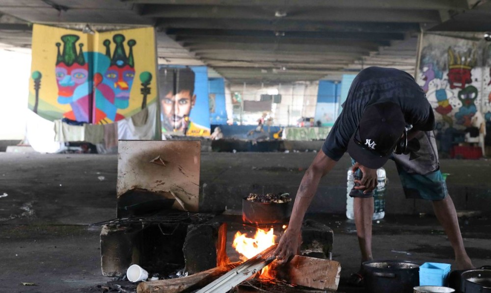 Pessoas em situação de rua dormem embaixo do viaduto Jaceguai, região central da capital. Foto: Rovena Rosa/Agência Brasil