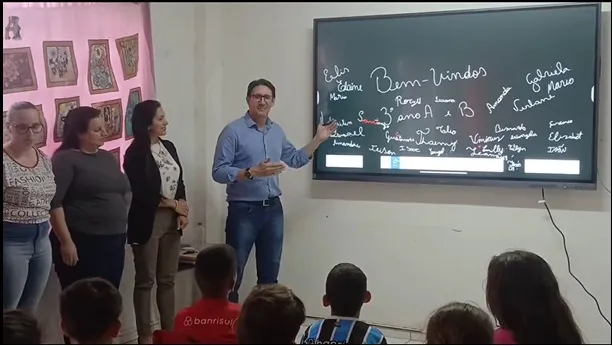 Administração adquire telas interativas para escolas municipais