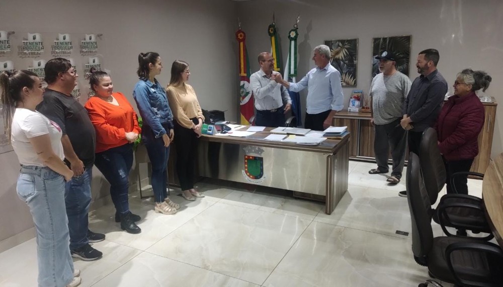 A transmissão do cargo foi acompanhada por secretários e servidores municipais. Rosemar Sala reassume a Prefeitura na sexta-feira, 14.. Fotos: Divulgação/ Prefeitura de Tenente Portela