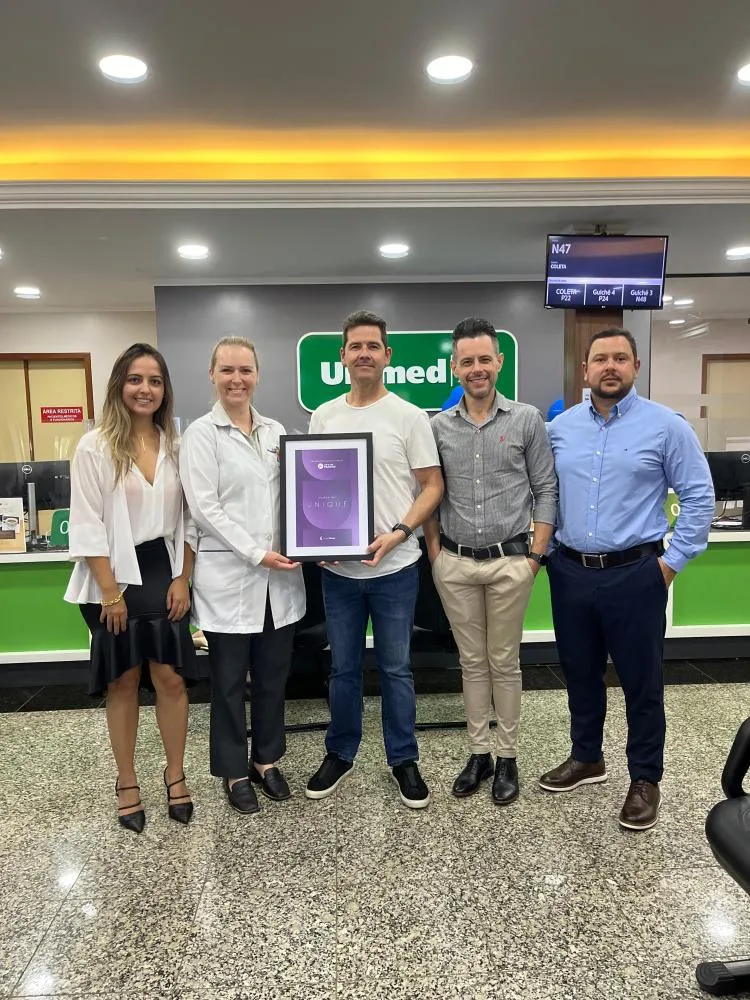 A placa comemorativa foi recebida pelo diretor de Serviços Próprios da cooperativa, médico Alexandre Vaz, e pela coordenadora do laboratório, Franciele Knebel Hinterholz