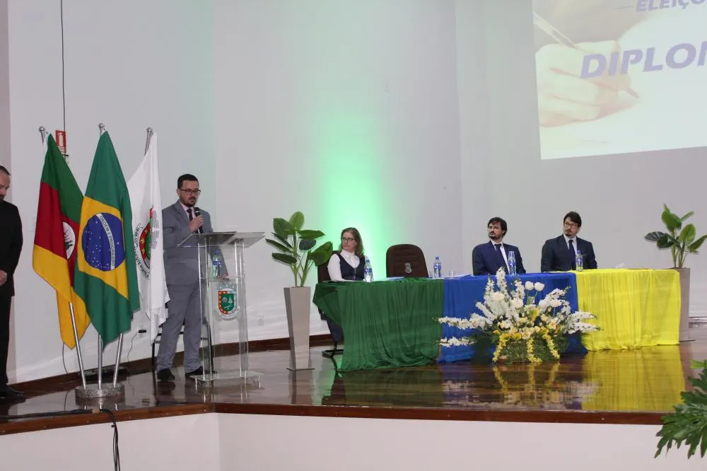 Juízes promotora e presidente da OAB de Tenente Portela coordenaram a diplomação