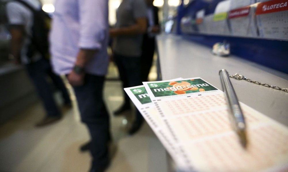 Apostadores fazem fila em casa lotérica. A Caixa Econômica Federal sorteia hoje (08) as seis dezenas do concurso 2.149 da Mega-Sena Acumulada, que deve pagar um prêmio de R$ 170 milhões. Foto: Marcelo Camargo/Agência Brasil