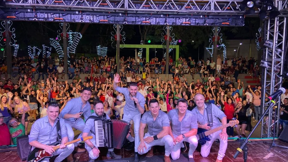 Grande público prestigiou a chegada do Papai Noel e show da Banda Tchê Chaleira / Foto: Divulgação