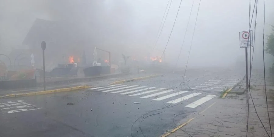 Queda gerou incêndio no local, que foi isolado pela Brigada Militar e pelo Corpo de Bombeiros | Foto: Corpo de Bombeiros / Divulgação / CP