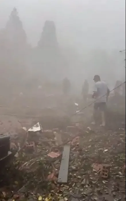 Avião de pequeno porte cai em avenida de Gramado, na Serra