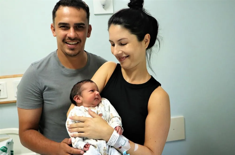 Papais Bruna e Claudemir celebram o momento tão aguardado, com o pequeno Lucca nos braços