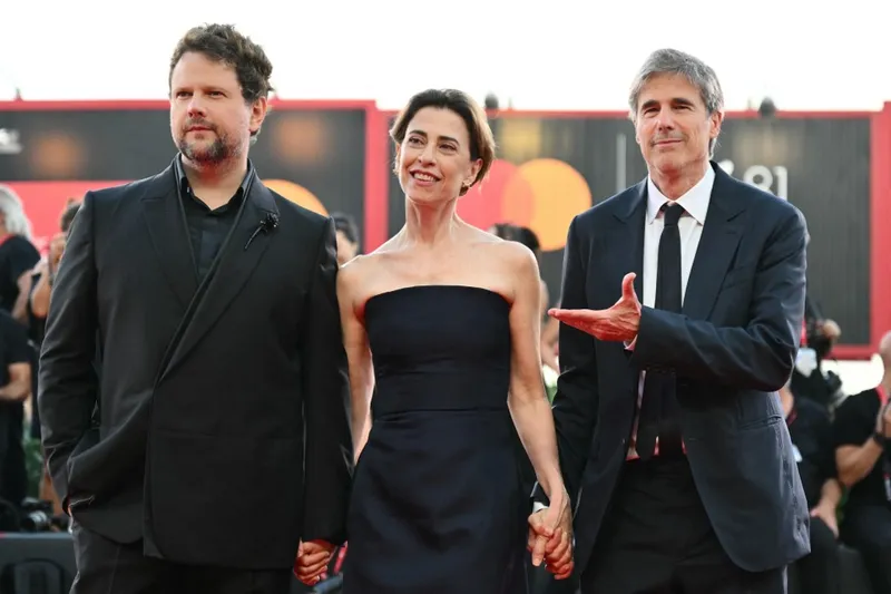 O ator Selton Mello, a atriz Fernanda Torres e o diretor Walter Salles no Festival de Cinema de Veneza, na Itália; Fernanda foi aplaudida por 10 minutos pela atuação no filme 'Ainda estou aqui' - Alberto Pizzoli/AFP