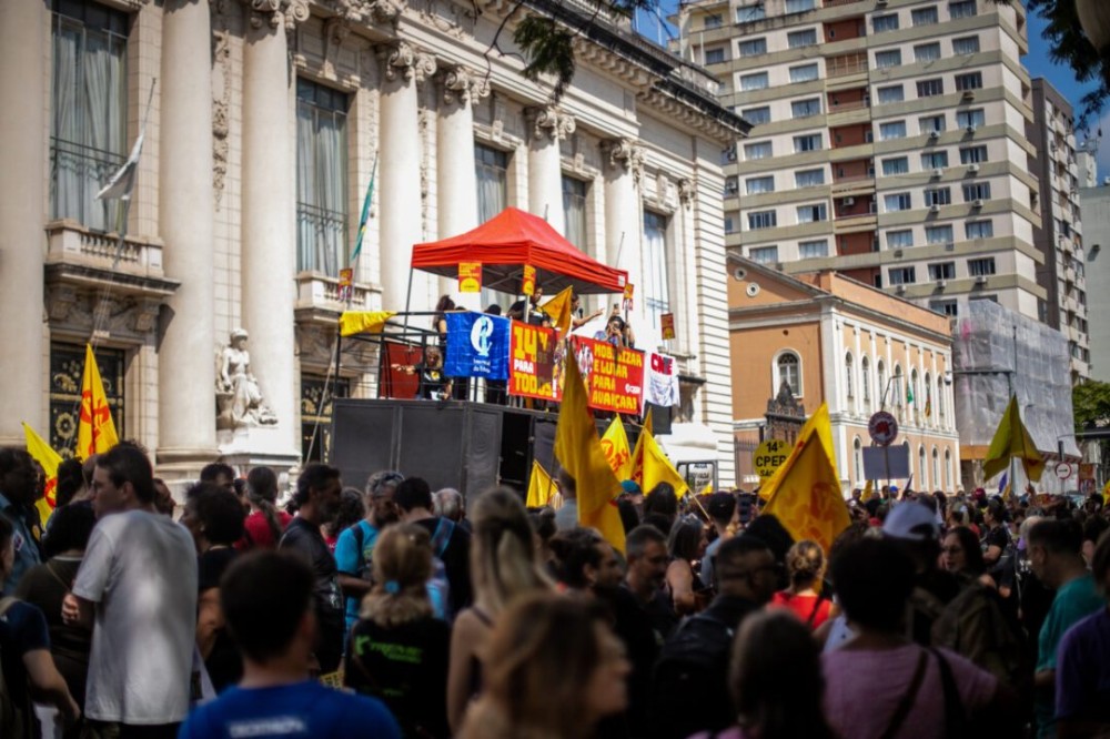 O sindicato visitou parlamentares para pedir o voto contrário à proposta do governador que prevê aumento de 9,45% só para professores