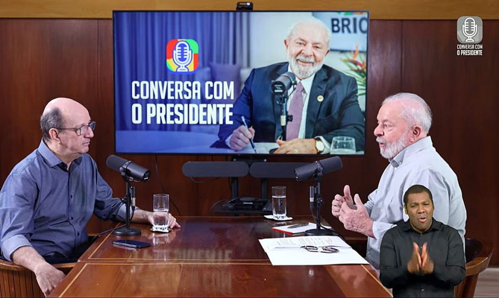 Presidente Lula é entrevistado por Marcos Uchoa no programa Conversa com o Presidente, no Palácio da Alvorada, em Brasília. Imagem: Canal Gov