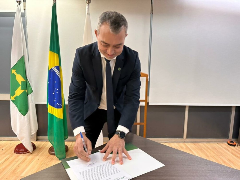 Edegar Pretto assinou o termo de nomeação para a presidência da Conab nesta terça (22) | Foto: Teca Curio