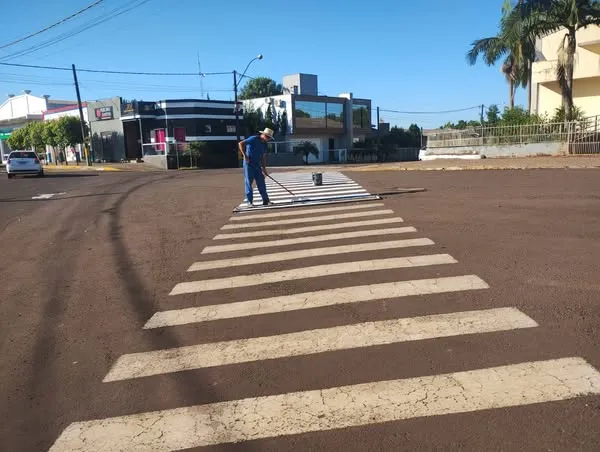 SMSU realiza pintura do meio-fio e faixas de segurança