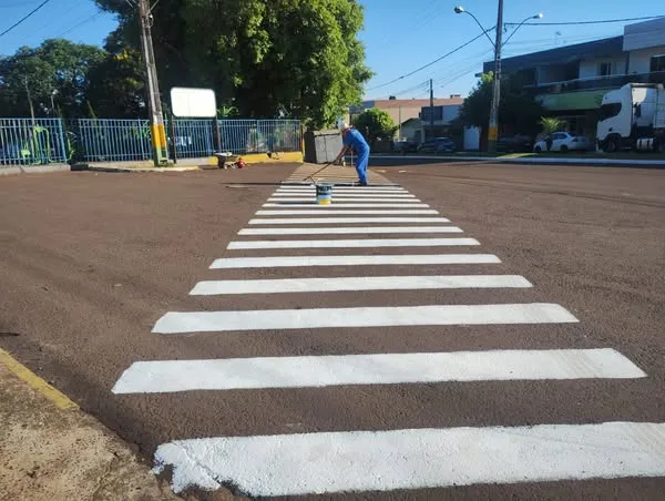 SMSU realiza pintura do meio-fio e faixas de segurança