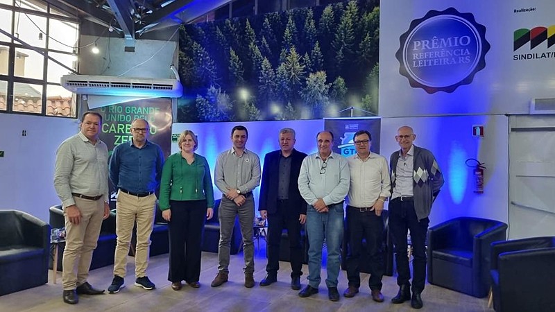 Deputado Zé Nunes (PT) concedeu a medalha da 56ª Legislatura da Assembleia Legislativa em evento na Casa da Emater na Expointer - Foto: Divulgação
