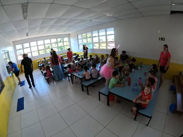 Calor e energia marcam o primeiro dia de aula na rede municipal