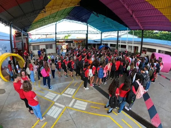Calor e energia marcam o primeiro dia de aula na rede municipal