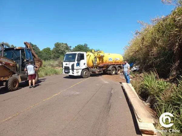 Carreta de suínos tomba em Palmitinho e condutor perde a vida no local